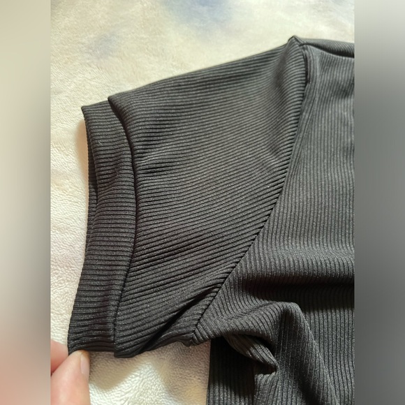 Rib-Knit Cap Sleeve Zipper Crop Top & Black Wide Waist Drawstring Shorts Set - Picture 8 of 11